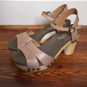 Beige leather heeled sandals (price is as listed)